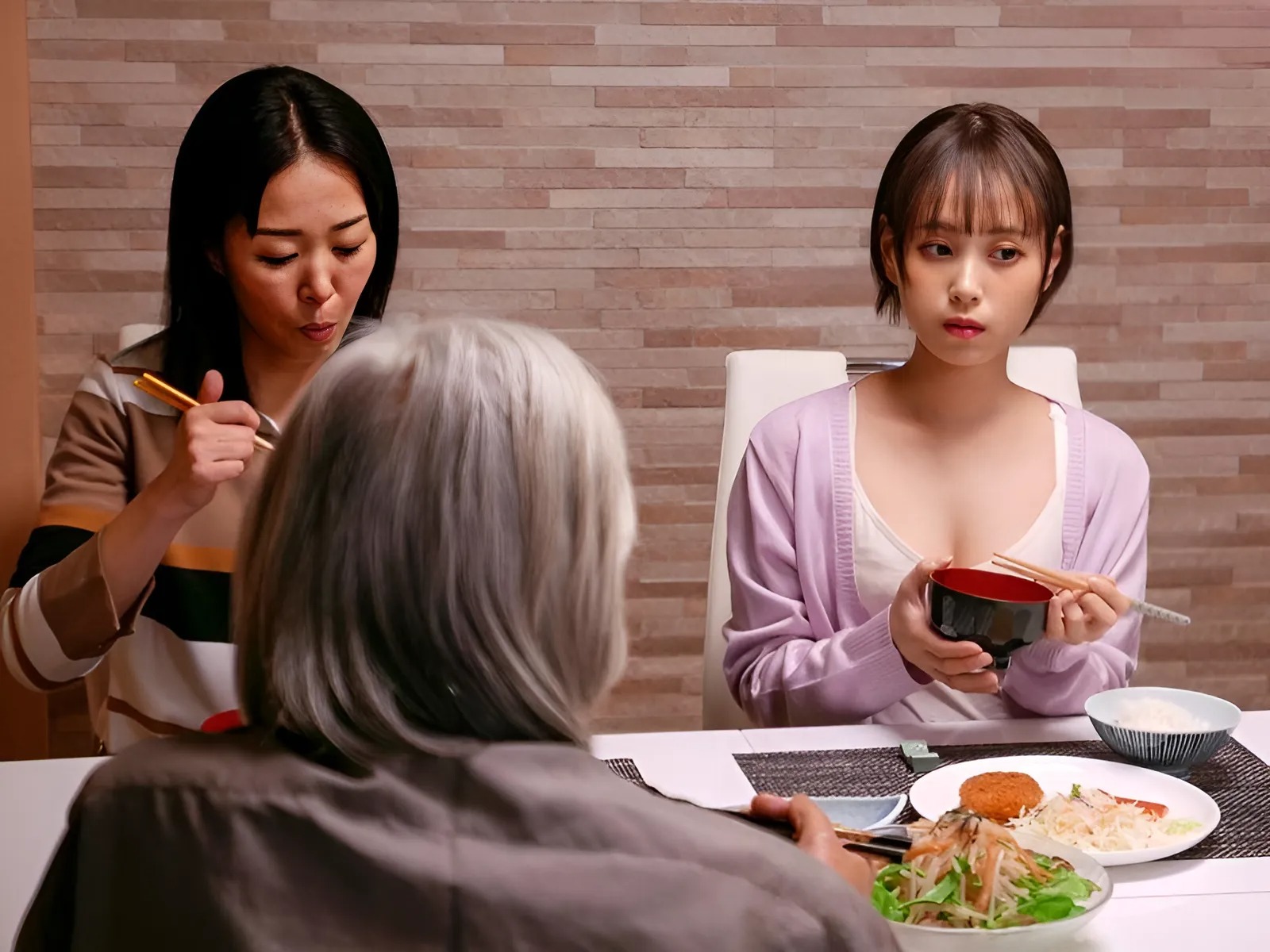 SDMUA-006 我每天都被操，因為我媽媽再婚了
